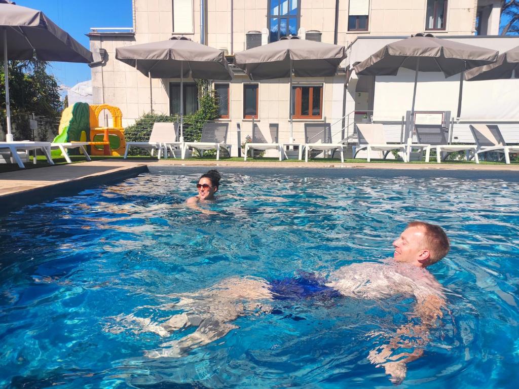 Bazén v ubytování Hotel La Fontana nebo v jeho okolí