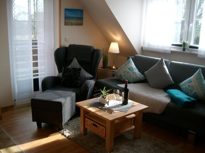sala de estar con sofá y mesa de centro en Strandwohnung Deichblume, en Neuharlingersiel