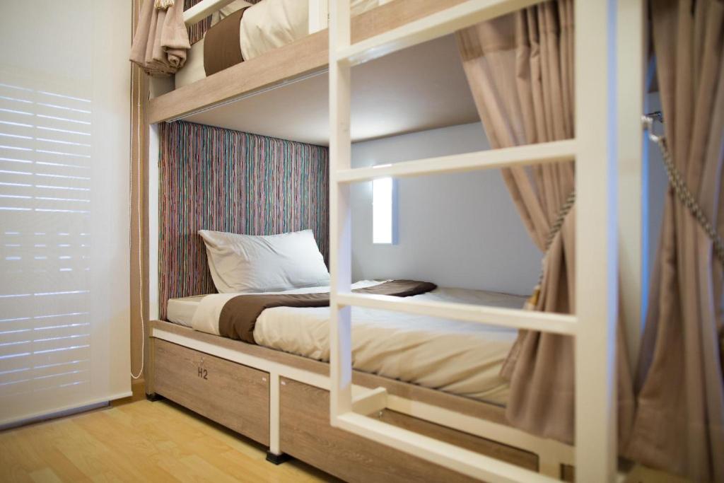Postel nebo postele na pokoji v ubytování Chiangmai Midpoint Activity Hostel