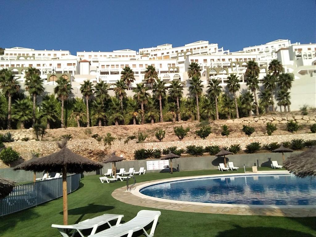 ein Resort mit einem Pool, Stühlen und Palmen in der Unterkunft Casa de Panorama in Jeresa