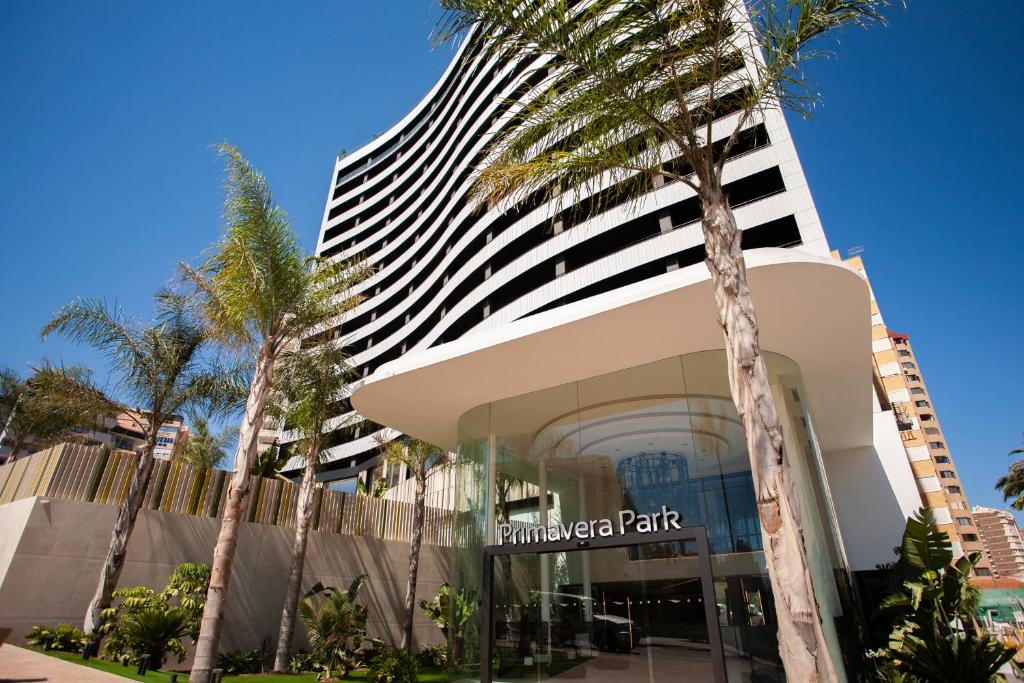 a building with a palm tree in front of it at Hotel Primavera Park in Benidorm