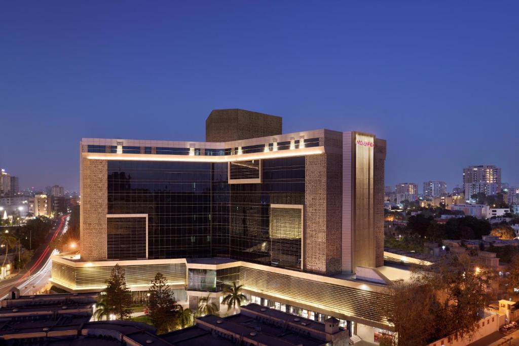 um grande edifício com luzes numa cidade à noite em Mövenpick Hotel Karachi em Karachi