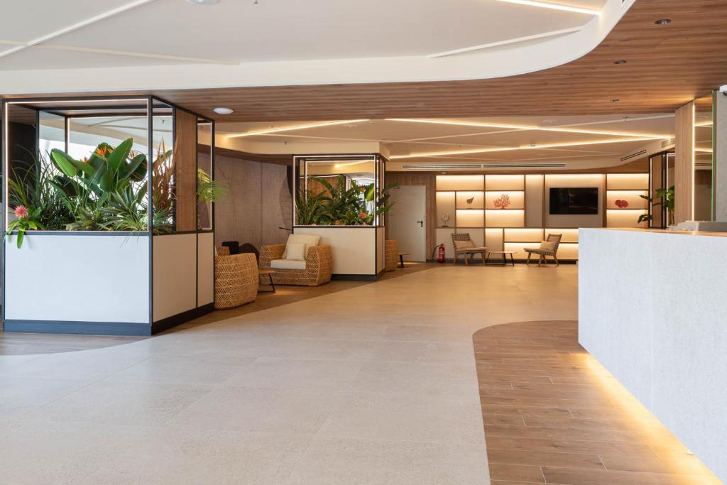 a lobby with plants in the center of a building at Hotel Primavera Park in Benidorm