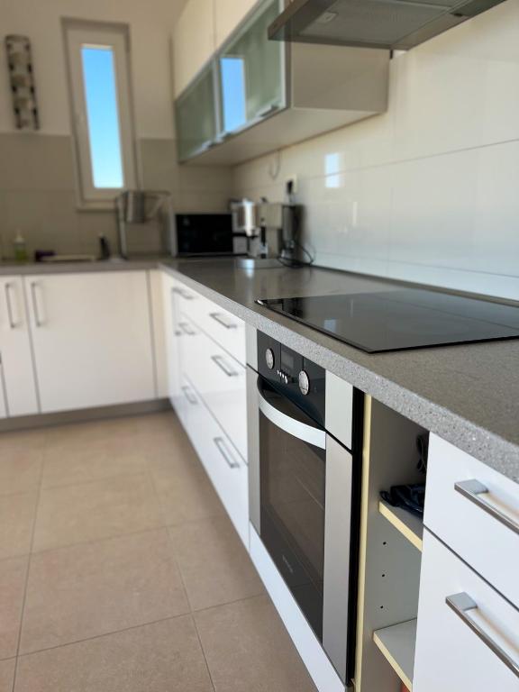 Kuchyňa alebo kuchynka v ubytovaní Apartament Sunny z obłędnym widokiem na morze