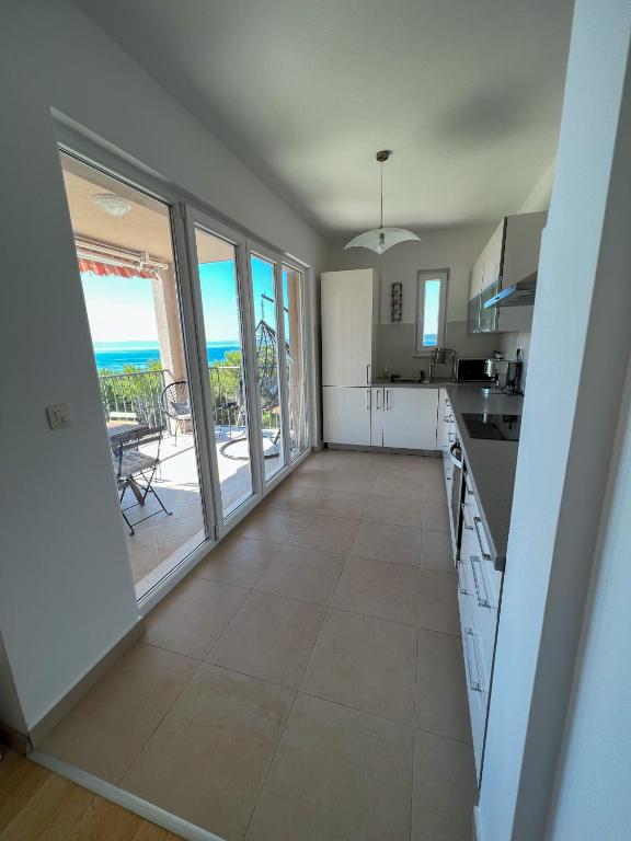 Kuchyňa alebo kuchynka v ubytovaní Apartament Sunny z obłędnym widokiem na morze