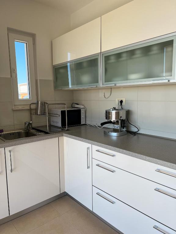Kuchyňa alebo kuchynka v ubytovaní Apartament Sunny z obłędnym widokiem na morze