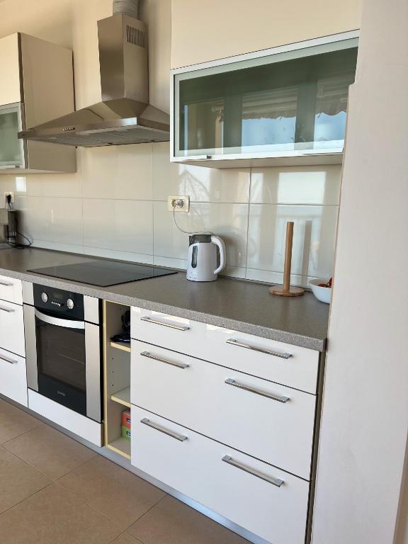 Kuchyňa alebo kuchynka v ubytovaní Apartament Sunny z obłędnym widokiem na morze