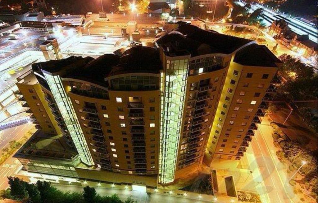 una vista aérea de un gran edificio por la noche en Town Centre Penthouse en Basingstoke