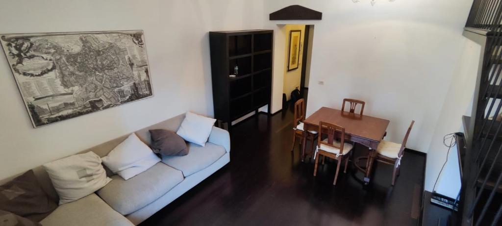 A seating area at San Giovanni Lovely Loft