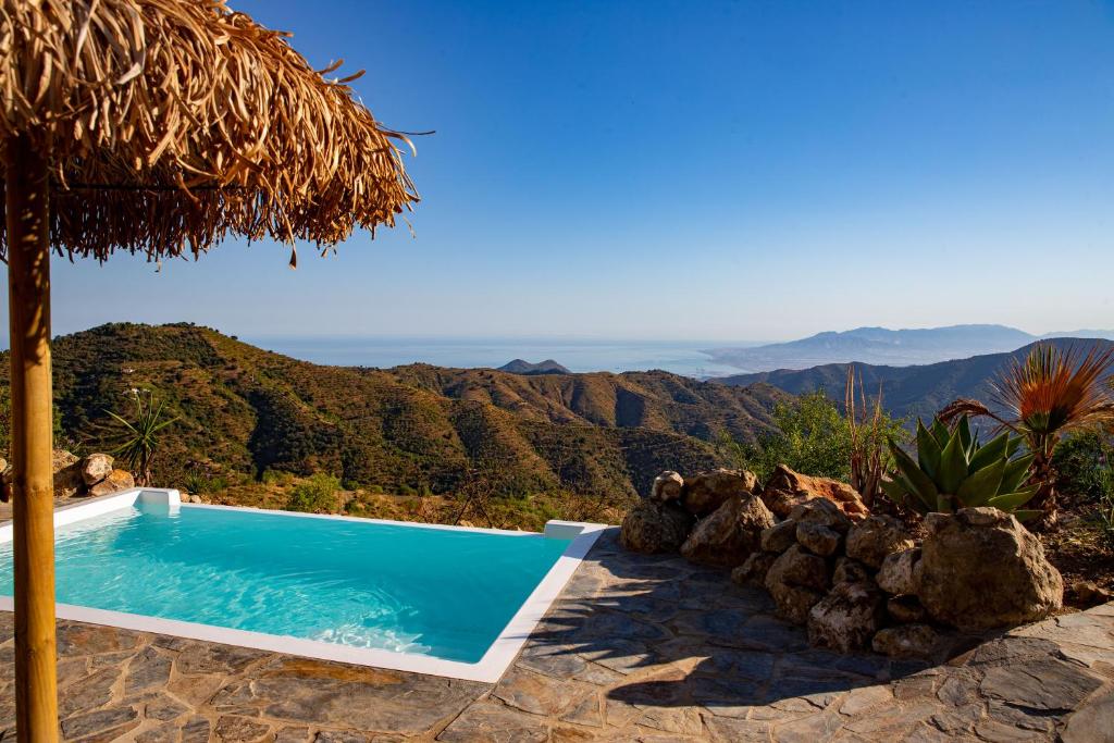 una piscina con vistas a las montañas en Atalaya, en Olías