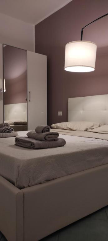 1 dormitorio con 1 cama con espejo grande en Caterina, en Castellabate