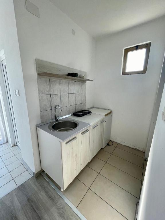 Kuchyň nebo kuchyňský kout v ubytování White apartments