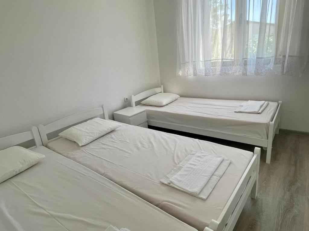 Postel nebo postele na pokoji v ubytování White apartments