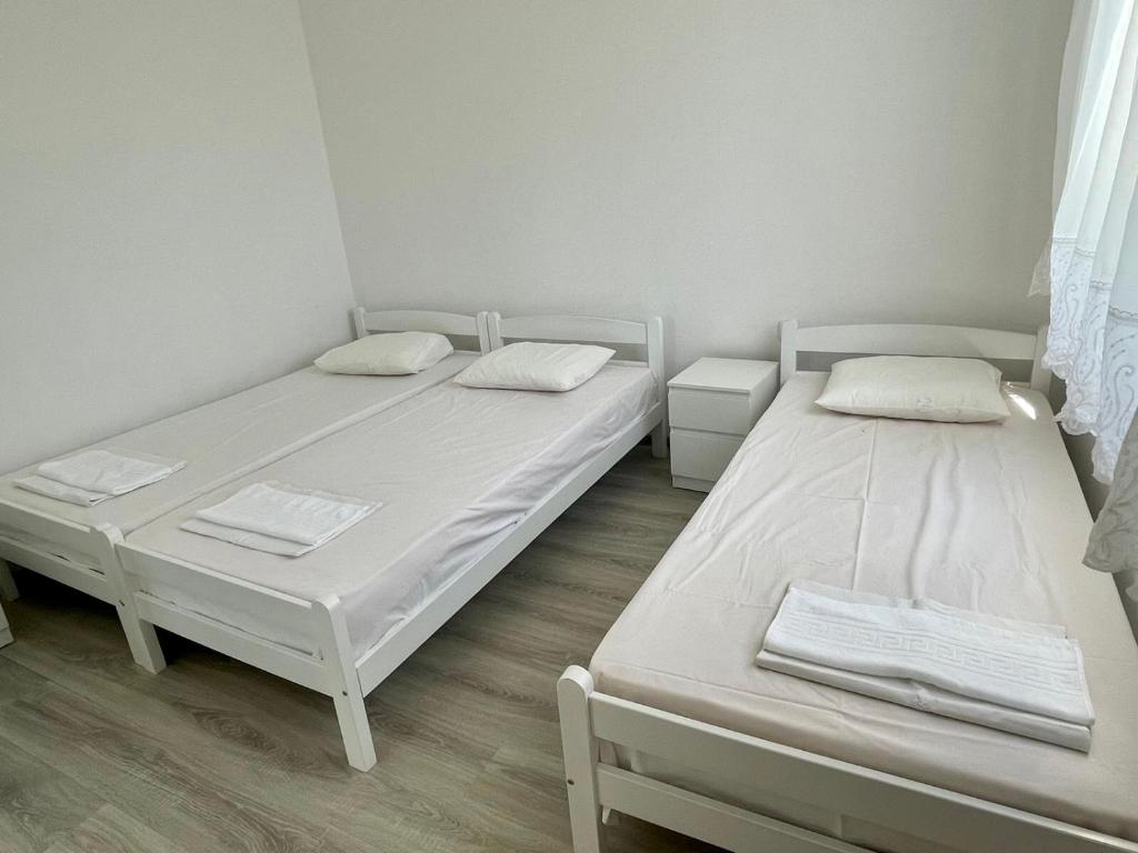 Postel nebo postele na pokoji v ubytování White apartments
