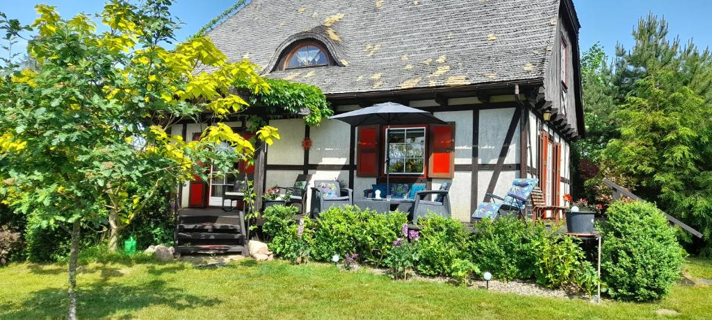 サシノにあるDomek letniskowy Wczasy nad morzemの庭を前にした小さな家