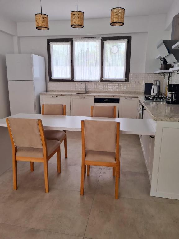 A kitchen or kitchenette at Ozilvillas