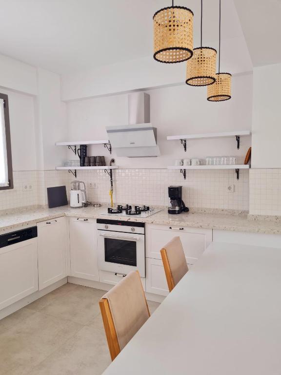 A kitchen or kitchenette at Ozilvillas