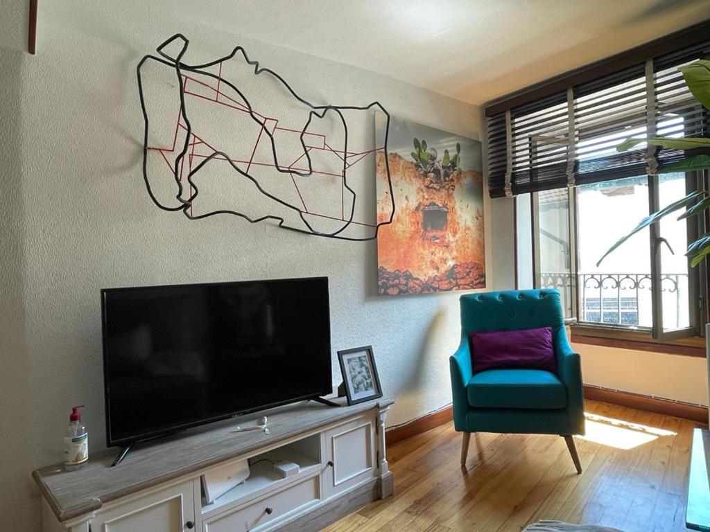 Televízia a/alebo spoločenská miestnosť v ubytovaní Precioso apartamento en el puerto de Elantxobe