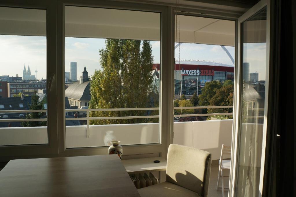 uma vista para a cidade a partir de um quarto com janelas em Köln Deutz/Messe, Lanxess Arena em Colónia