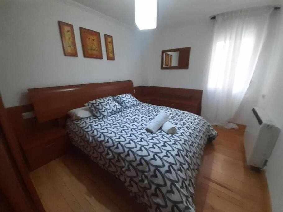 - une chambre avec un lit et 2 oreillers dans l'établissement Apartamento Chantría Lucía, à Teruel