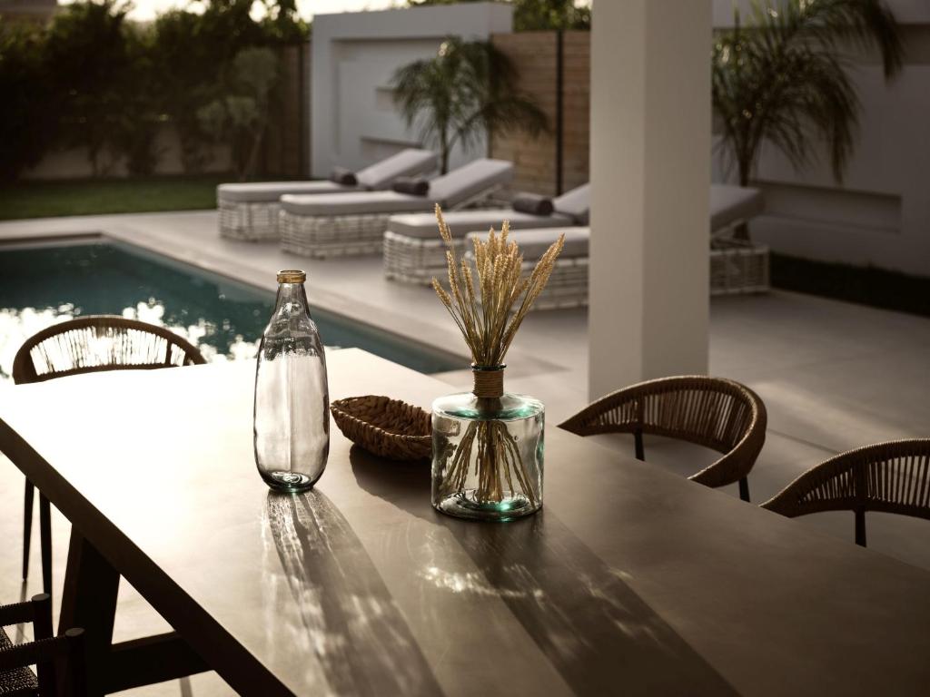 Basen w obiekcie Anthis Luxury Villas - A Haven of Serene Modern Elegance, by ZanteWize lub w pobliżu