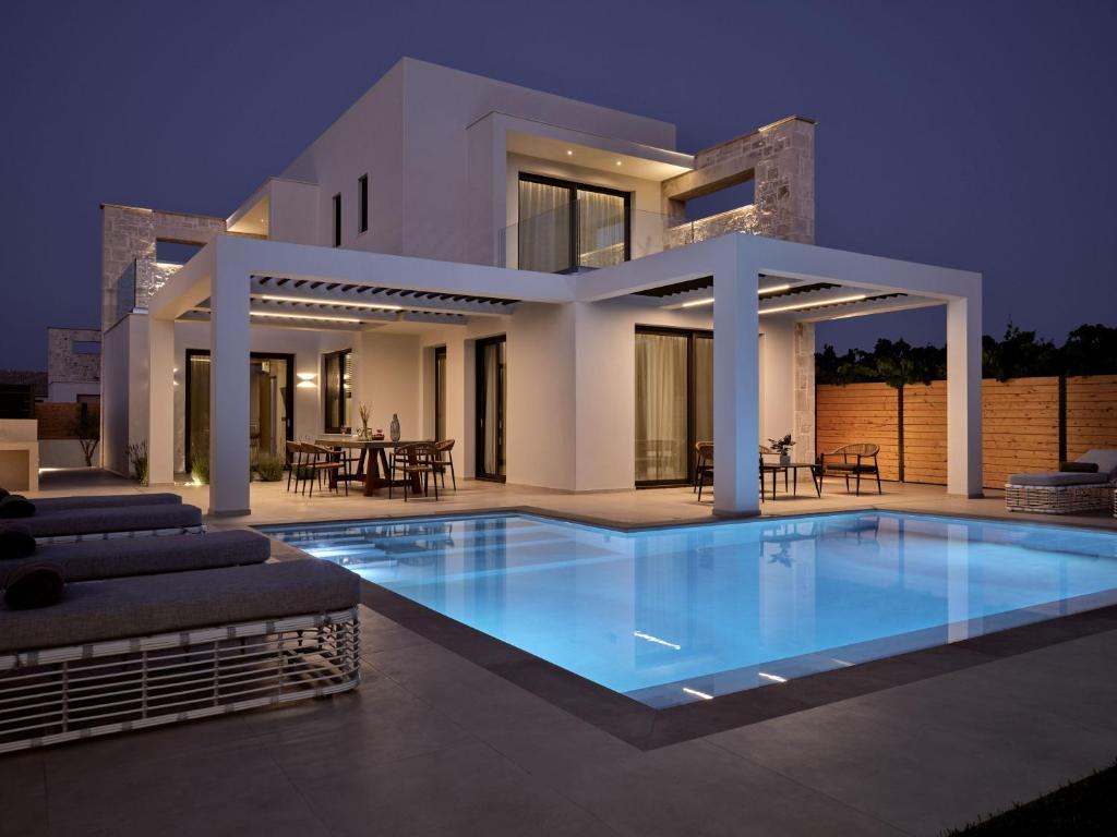 willa z basenem przed domem w obiekcie Anthis Luxury Villas - A Haven of Serene Modern Elegance, by ZanteWize w mieście Zakintos
