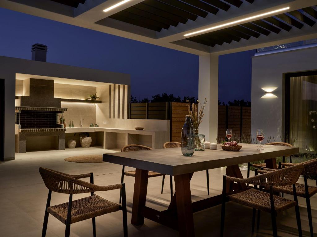 Kuchnia lub aneks kuchenny w obiekcie Anthis Luxury Villas - A Haven of Serene Modern Elegance, by ZanteWize