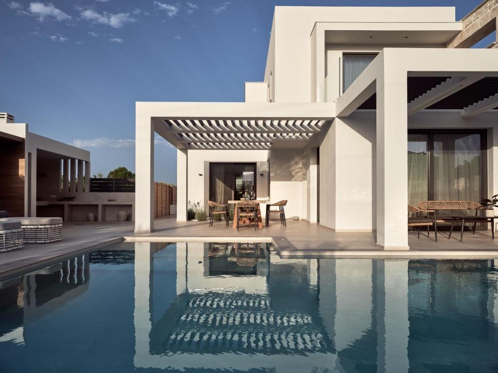Basen w obiekcie Anthis Luxury Villas - A Haven of Serene Modern Elegance, by ZanteWize lub w pobliżu