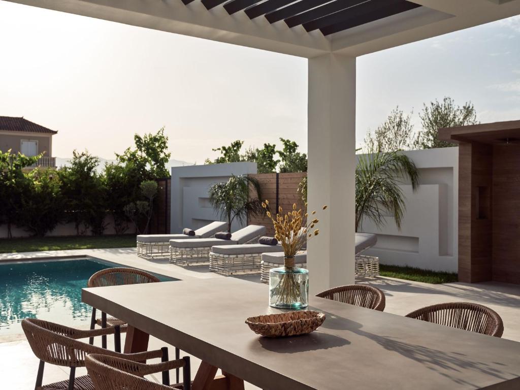 Basen w obiekcie Anthis Luxury Villas - A Haven of Serene Modern Elegance, by ZanteWize lub w pobliżu