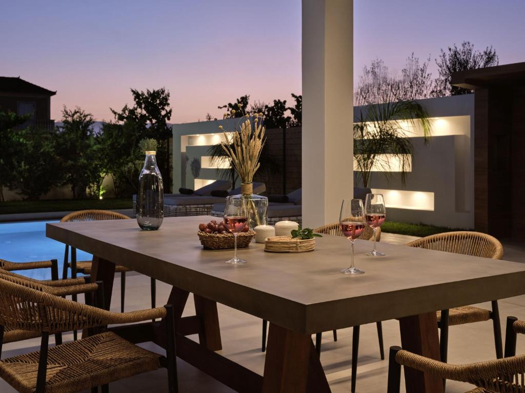 Napoje w obiekcie Anthis Luxury Villas - A Haven of Serene Modern Elegance, by ZanteWize