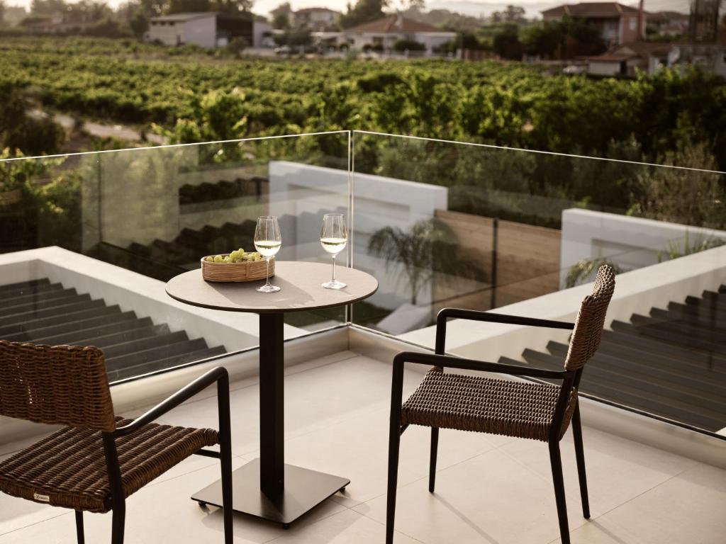 Balkon lub taras w obiekcie Anthis Luxury Villas - A Haven of Serene Modern Elegance, by ZanteWize