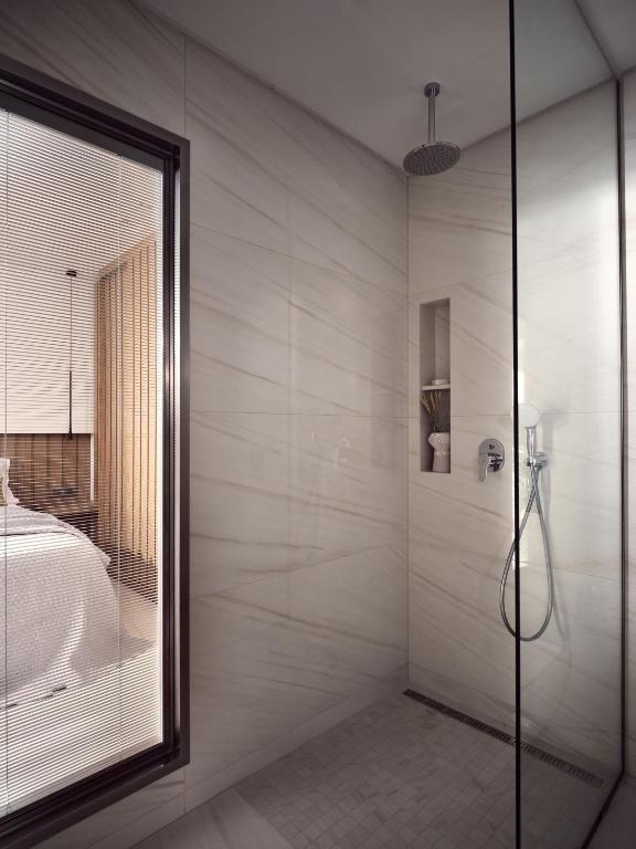 Łazienka w obiekcie Anthis Luxury Villas - A Haven of Serene Modern Elegance, by ZanteWize