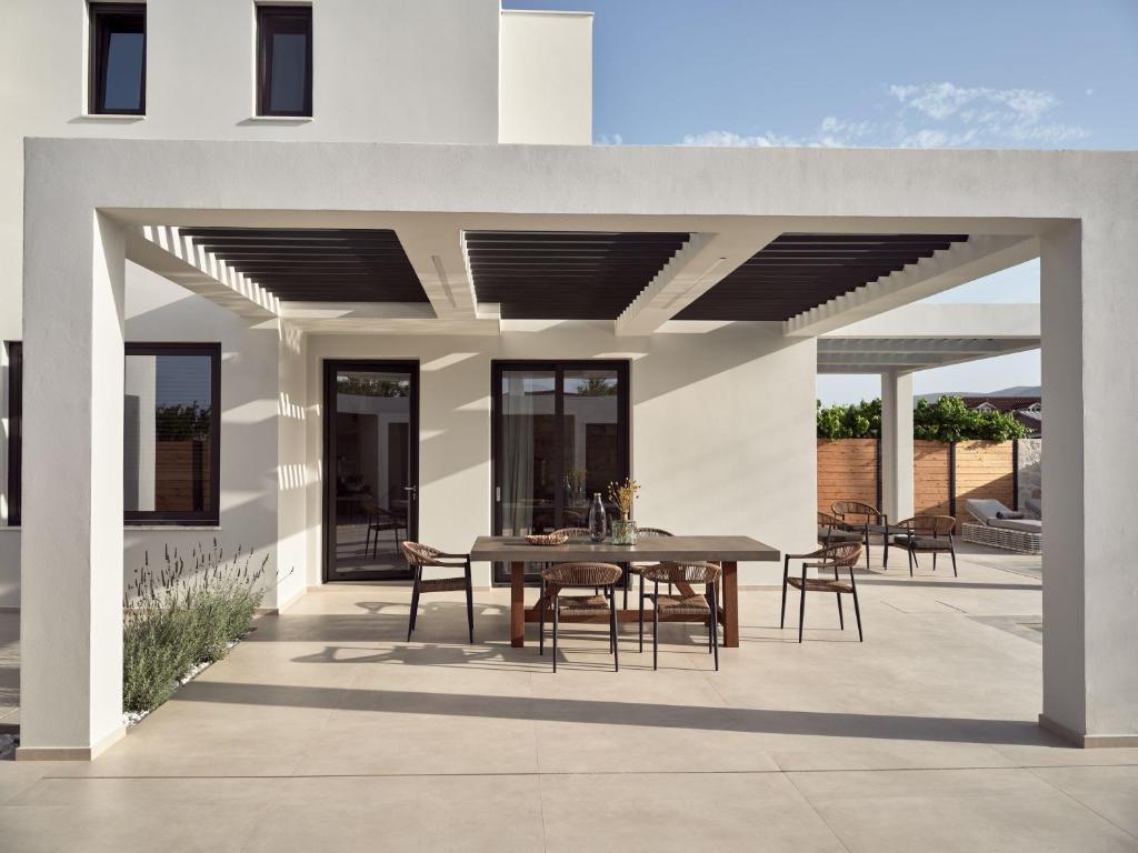 Balkon lub taras w obiekcie Anthis Luxury Villas - A Haven of Serene Modern Elegance, by ZanteWize