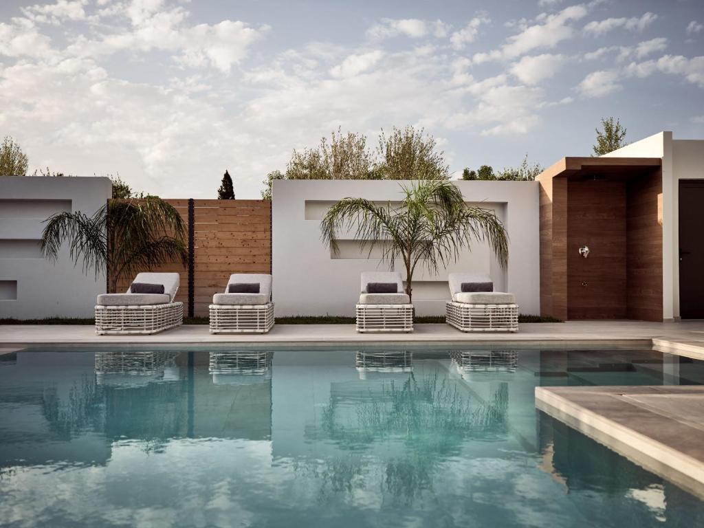 Basen w obiekcie Anthis Luxury Villas - A Haven of Serene Modern Elegance, by ZanteWize lub w pobliżu