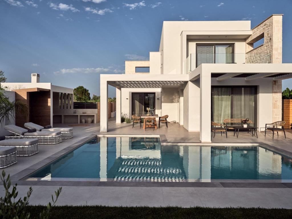 Basen w obiekcie Anthis Luxury Villas - A Haven of Serene Modern Elegance, by ZanteWize lub w pobliżu