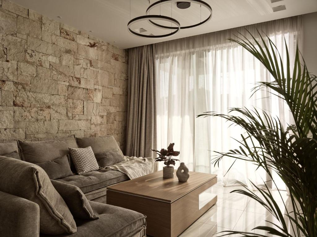 salon z kanapą i stołem w obiekcie Anthis Luxury Villas - A Haven of Serene Modern Elegance, by ZanteWize w mieście Zakintos