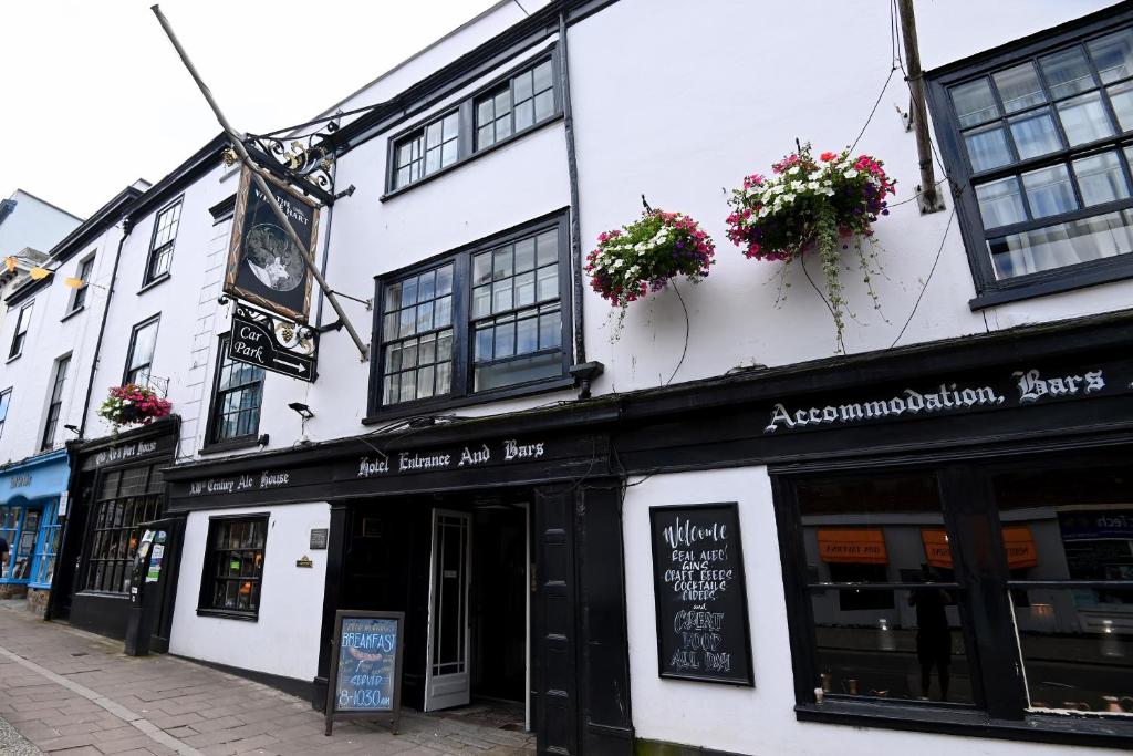 een wit gebouw met bloembakken aan de voorkant bij White Hart, Exeter by Marston's Inns in Exeter