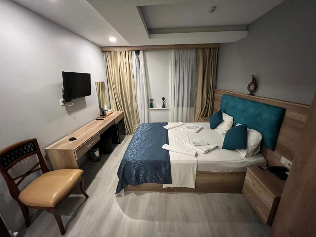 A television and/or entertainment centre at Destinia Pera