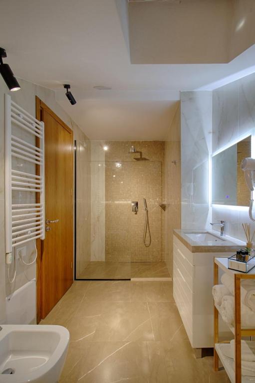 Uma casa de banho em Primo Hotel
