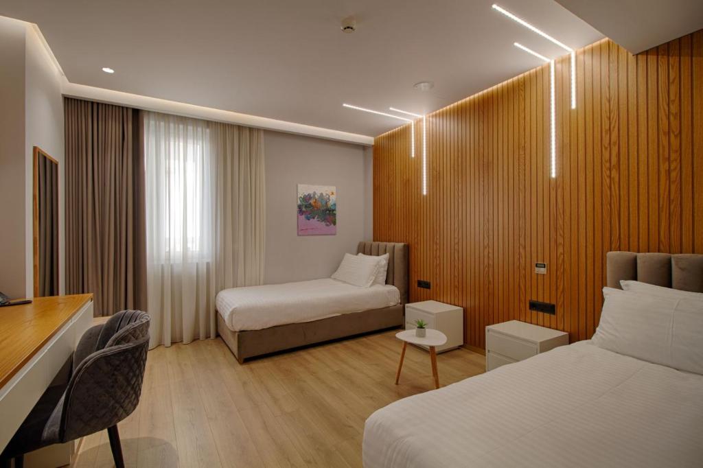 Uma cama ou camas num quarto em Primo Hotel