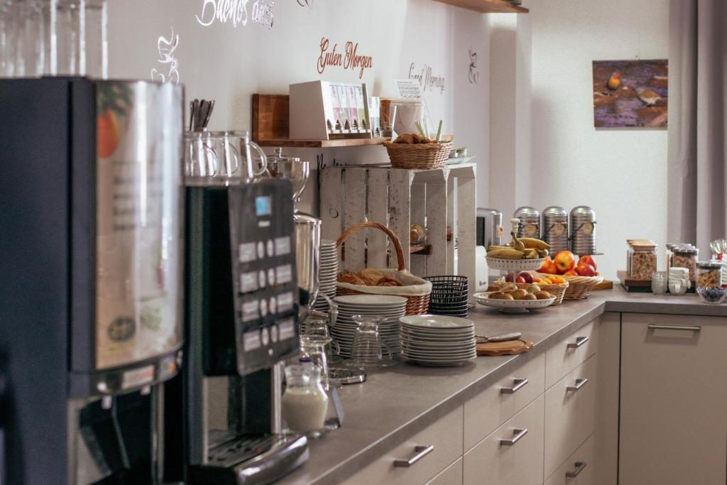 Kuchyň nebo kuchyňský kout v ubytování REGIOHOTEL Wolmirstedter Hof Wolmirstedt