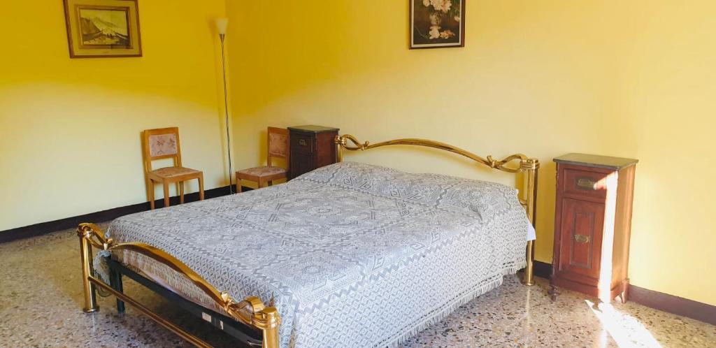 1 Schlafzimmer mit einem Bett und 2 Stühlen in der Unterkunft Da Nonna Gio' in Pratovecchio