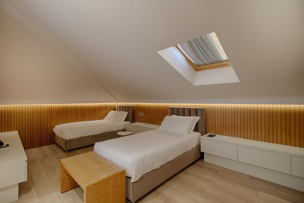 Uma cama ou camas num quarto em Primo Hotel