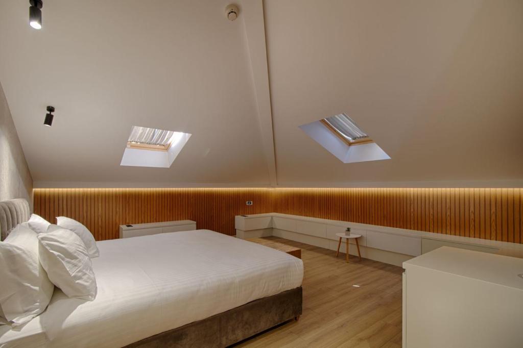 Uma cama ou camas num quarto em Primo Hotel