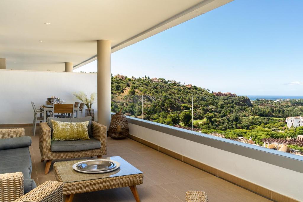 Elle comprend un balcon offrant une vue sur la montagne. dans l'établissement Luxury 3 bedroom apartment Amazing views-Botanic by Taylor Wimpey, à Benahavís