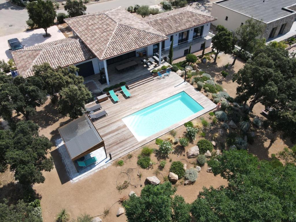 une vue aérienne d'une maison avec piscine dans l'établissement VILLA ISULA by Intendance Excellency, à Sainte-Lucie de Porto-Vecchio