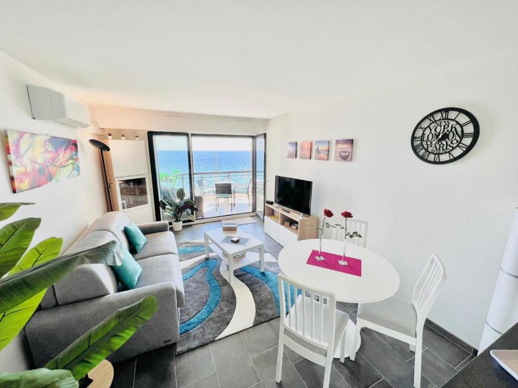 sala de estar con sofá y mesa en VILLA MAUPASSANT BORD DE MER, en Cannes