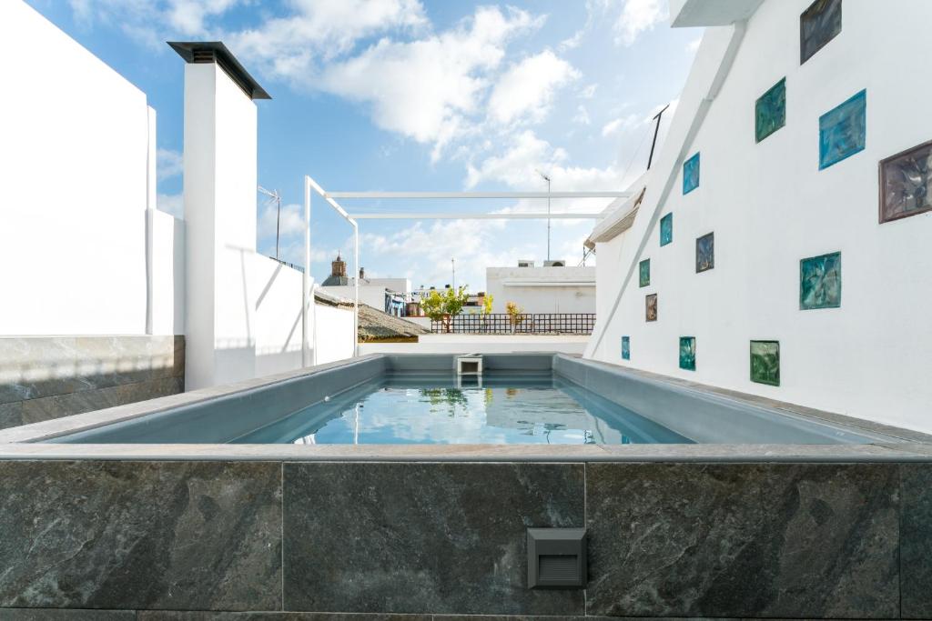 una piscina en la azotea de un edificio en Veoapartment Casa Pedro, en Sevilla