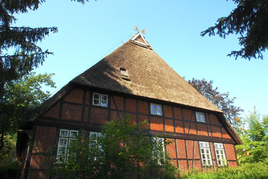 an old house with a thatched roof at Ferien in einem historischen Bauernhaus mit Garten in Möhnsen