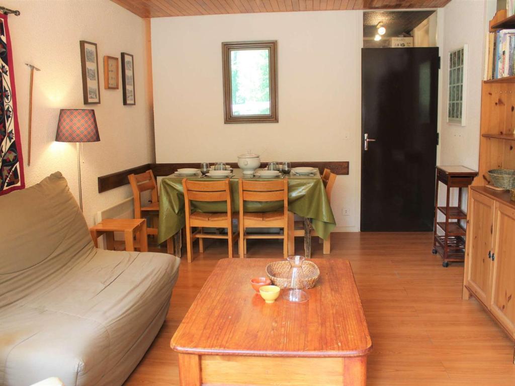 uma sala de estar com uma mesa e um sofá em Appartement Vars, 2 pièces, 6 personnes - FR-1-330B-42 em Vars